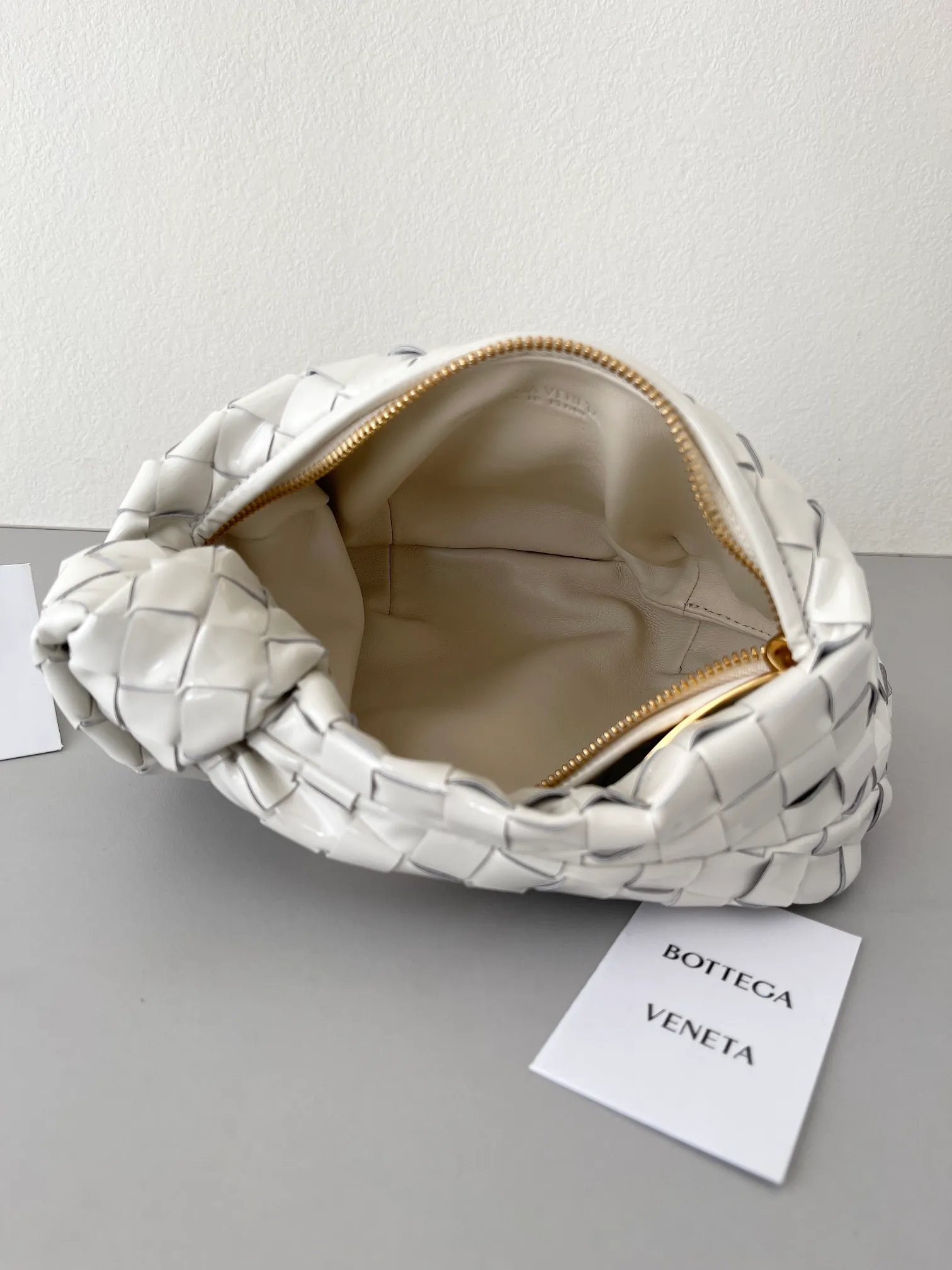 Mini Jodie Patent Leather New Color Bottega Veneta ͙.——The latest woven knotted hobo, the bag has a unique shape, is particularly practical and durable. It retains the traditional woven elements while being a little more flamboyant ~ Made of hand-woven cowhide, zipper opening and closing, curved seamless structure, effortless to match, highly recommended ⚠️⚠️⚠️ Size: 23cm*15cm*5cm